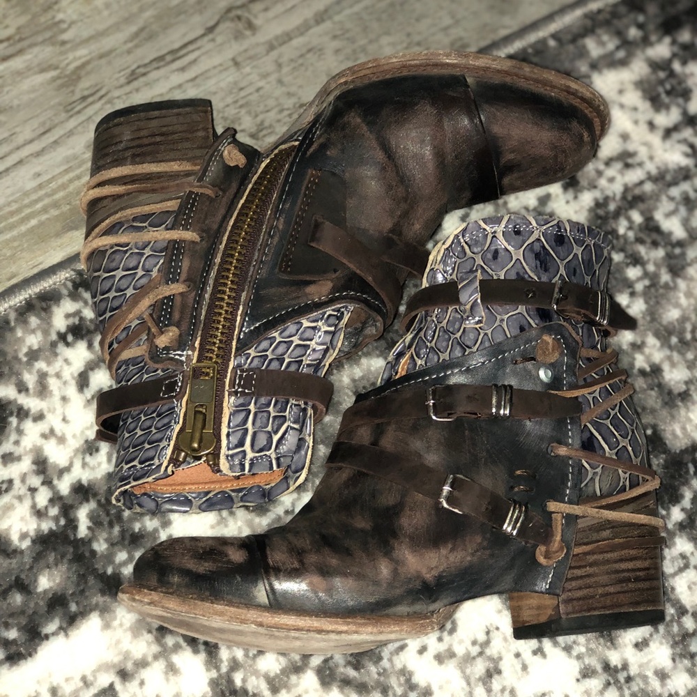 FREEBIRD boots size 8, only worn once